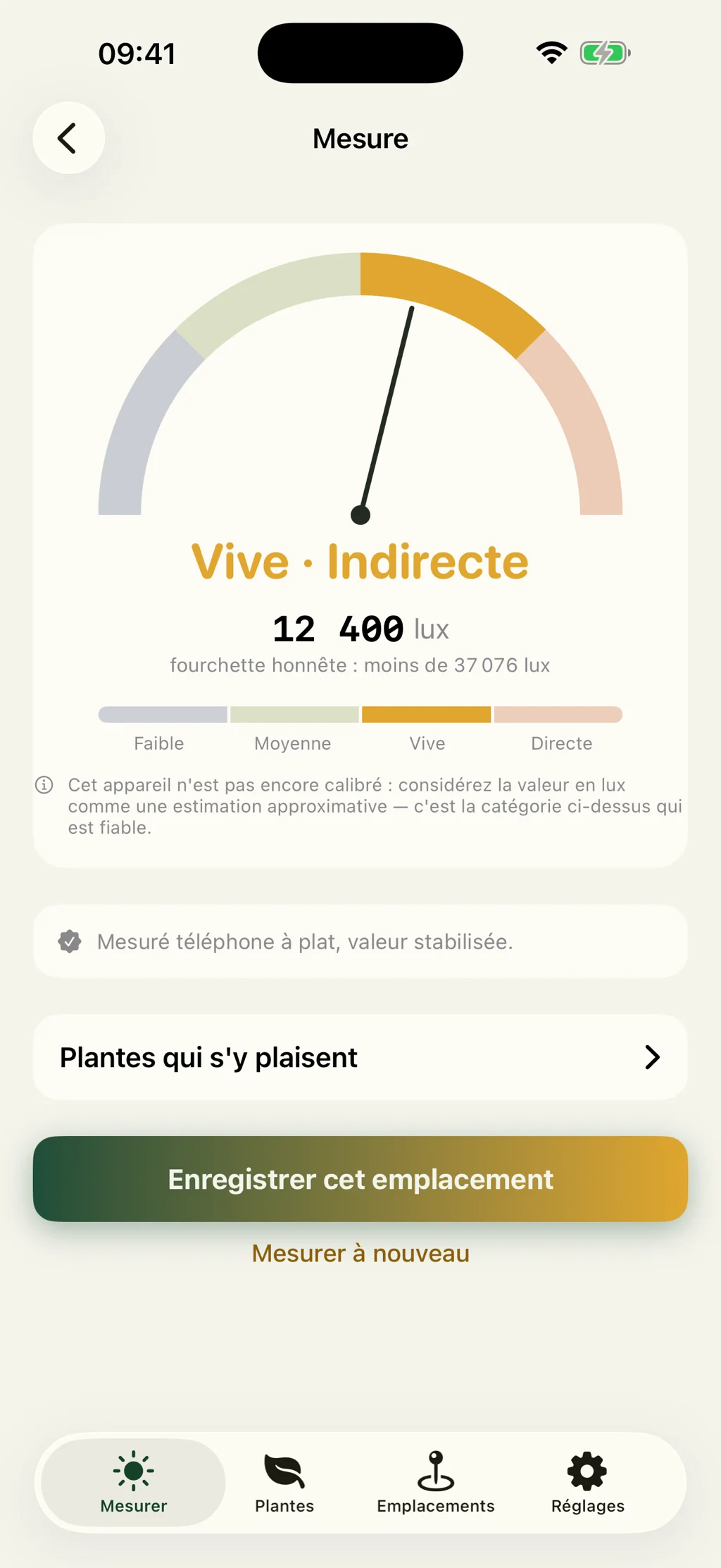 Écran de mesure de Solspot affichant Vive indirecte à 12 400 lux